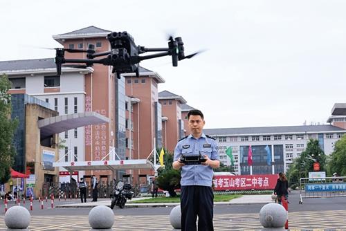 按住Ctrl键+鼠标滚轮缩放