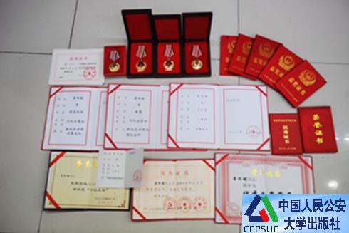 按住Ctrl键+鼠标滚轮缩放