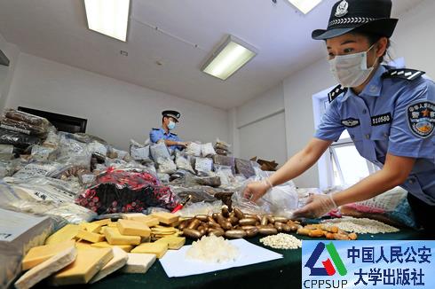 按住Ctrl键+鼠标滚轮缩放