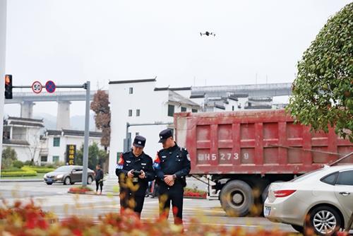 按住Ctrl键+鼠标滚轮缩放