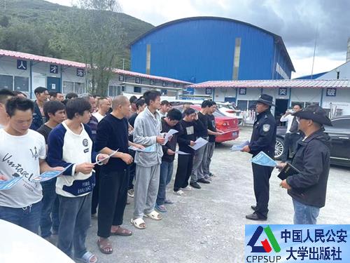 按住Ctrl键+鼠标滚轮缩放