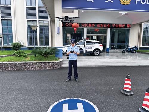 按住Ctrl键+鼠标滚轮缩放