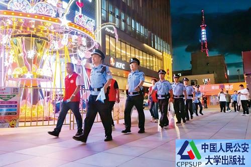 按住Ctrl键+鼠标滚轮缩放